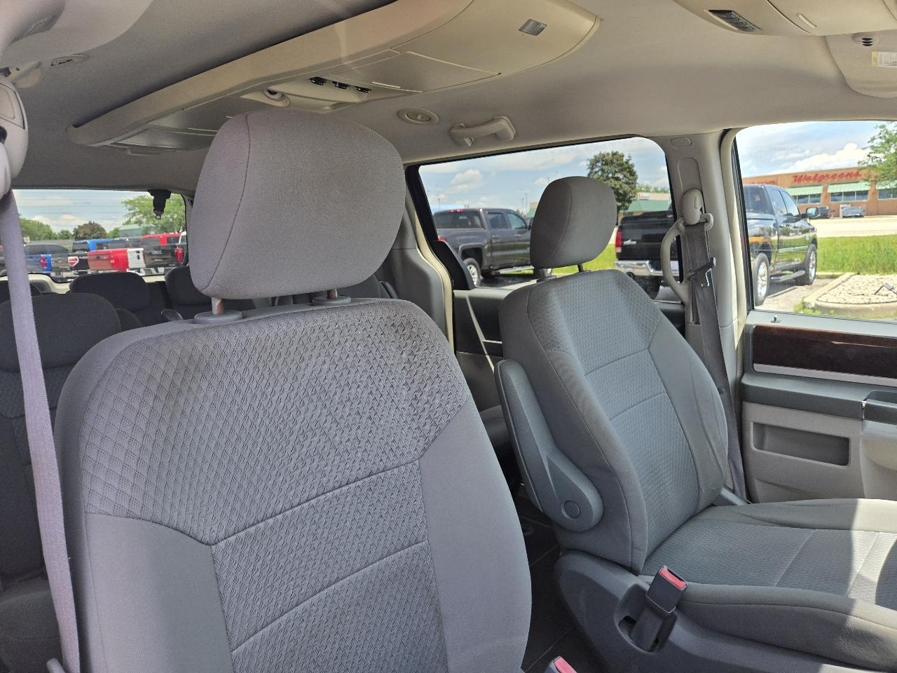 Chrysler Town & Country 4dr Wgn Touring 2010