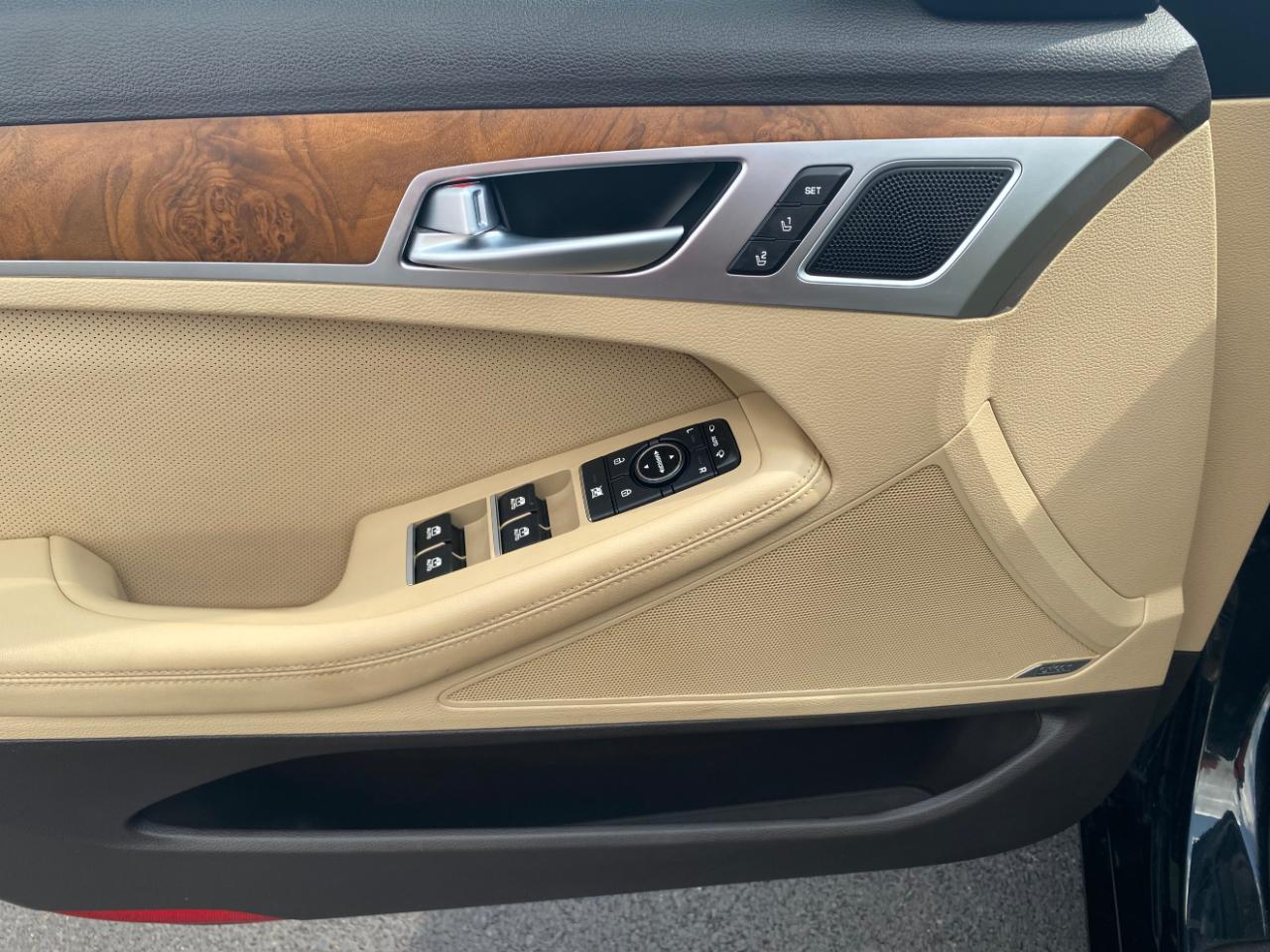 Hyundai Genesis 4dr Sdn V6 3.8L AWD 2016