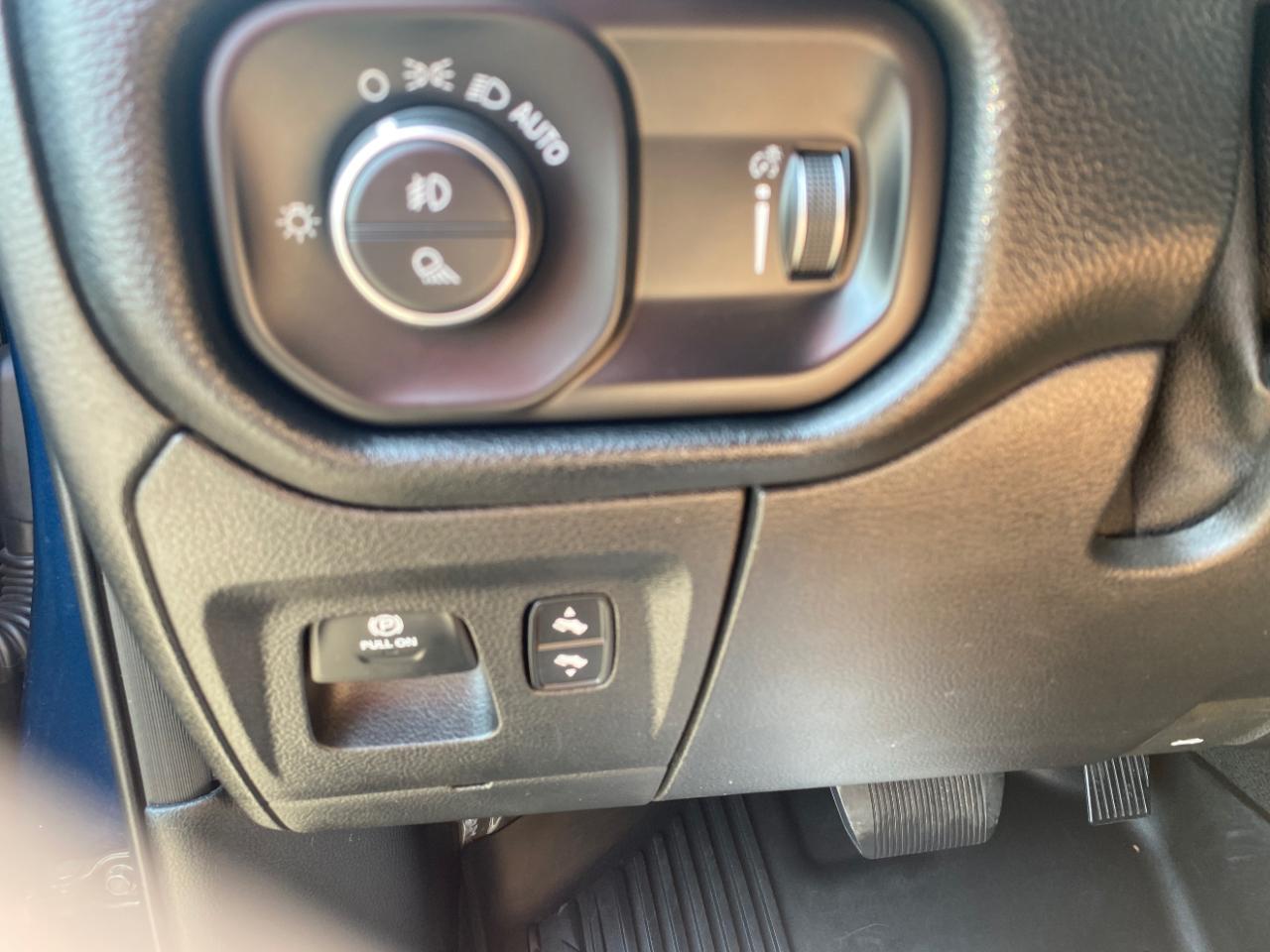 RAM 1500 Big Horn 4x4 Crew Cab 5'7" Box 2020