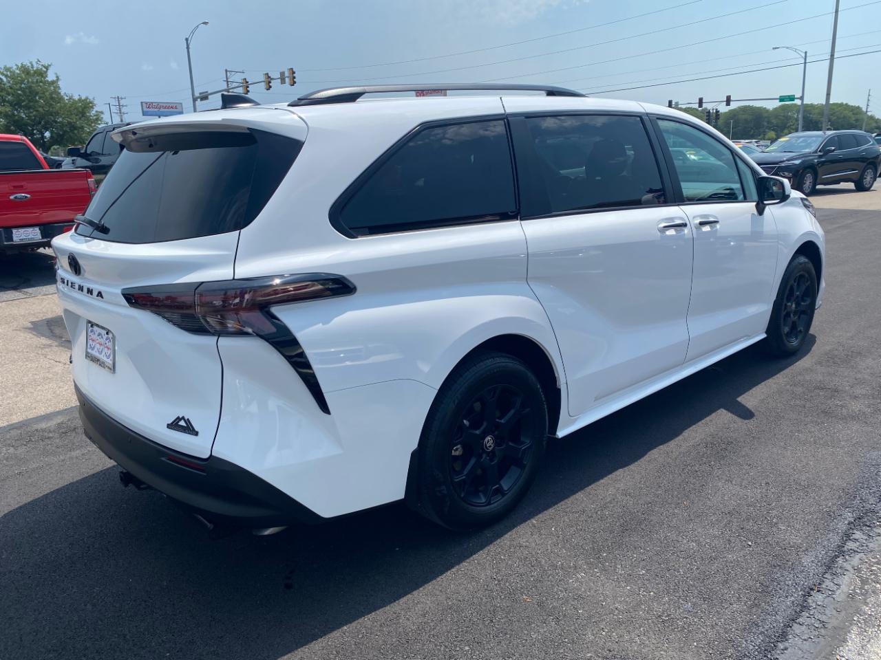 Toyota Sienna Woodland Edition AWD 7-Passenger (Natl) 2026