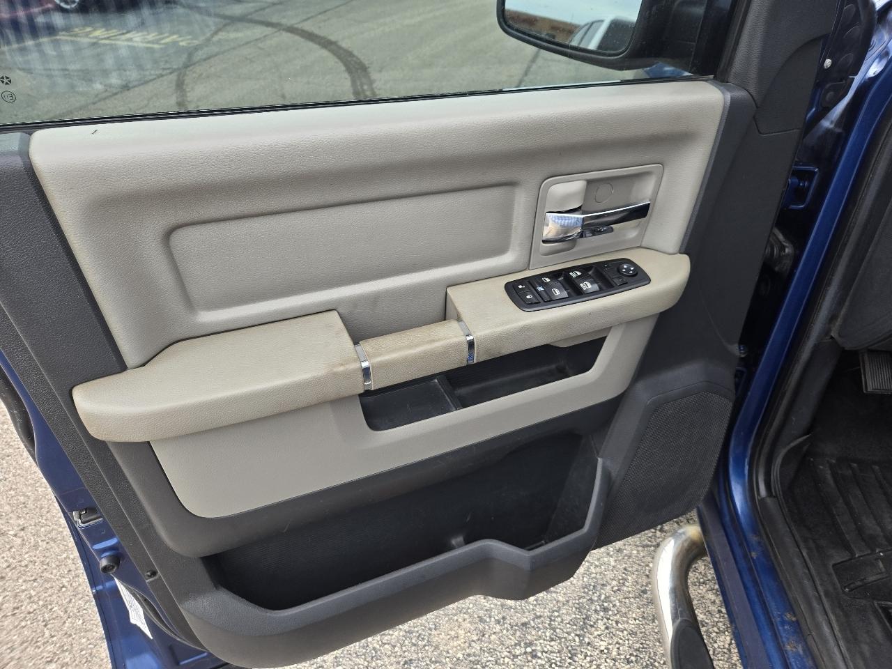 RAM 1500 4WD Quad Cab 140.5" SLT 2011