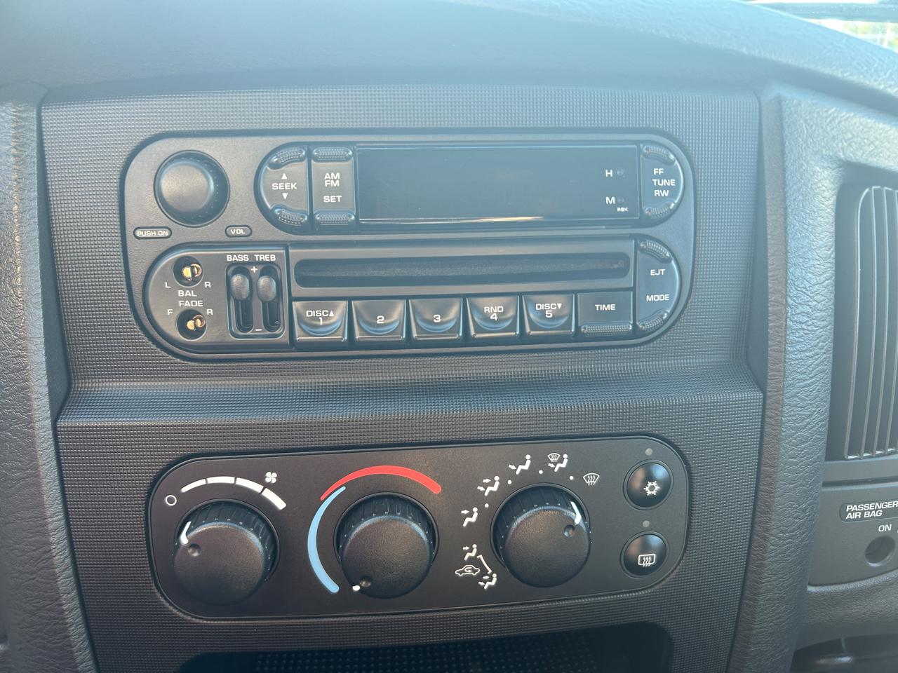 Dodge Ram 1500 2dr Reg Cab 120.5" WB 4WD SLT 2004