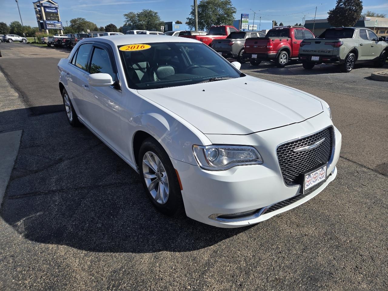 Chrysler 300 4dr Sdn Limited RWD 2016