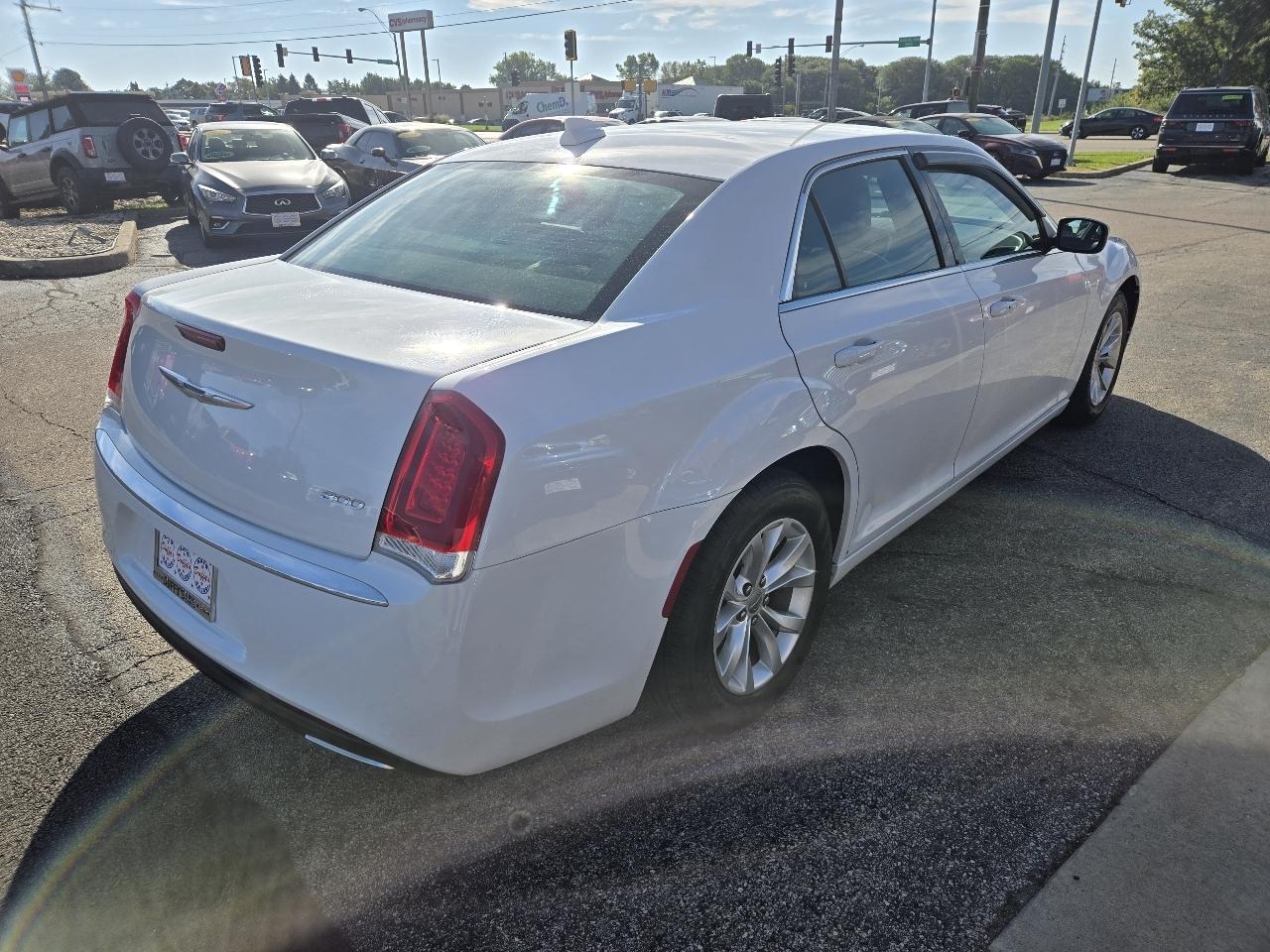 Chrysler 300 4dr Sdn Limited RWD 2016