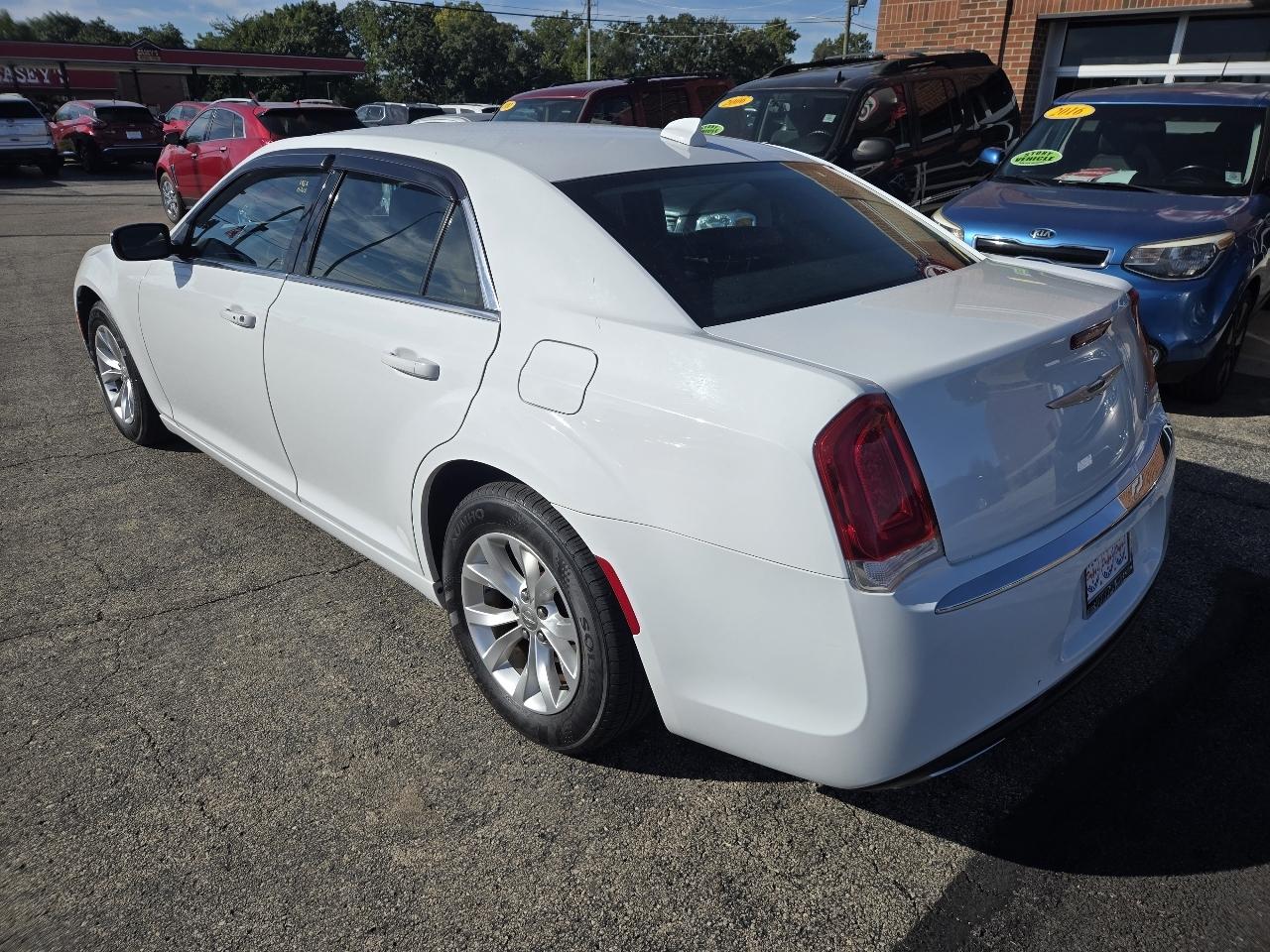 Chrysler 300 4dr Sdn Limited RWD 2016