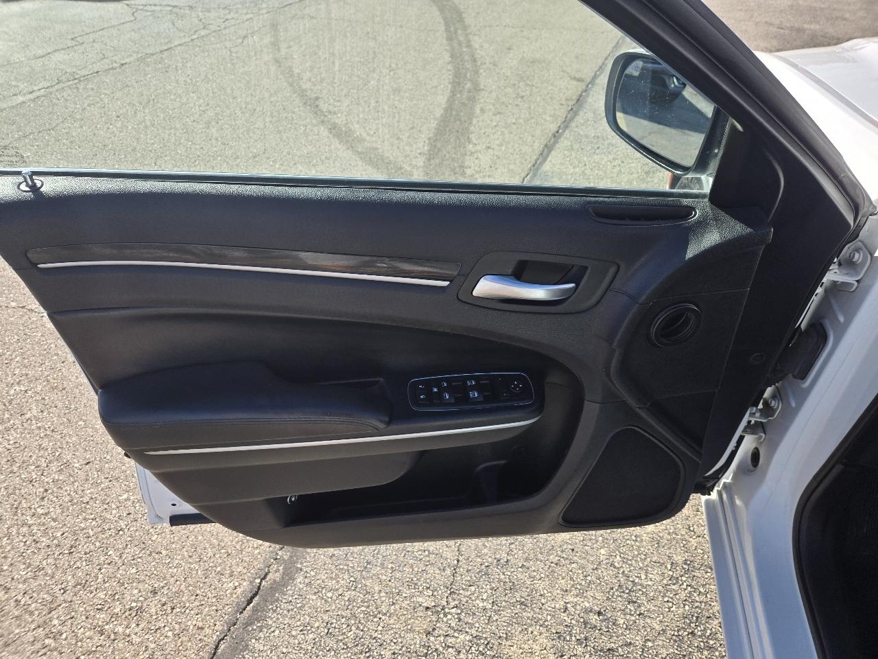 Chrysler 300 4dr Sdn Limited RWD 2016