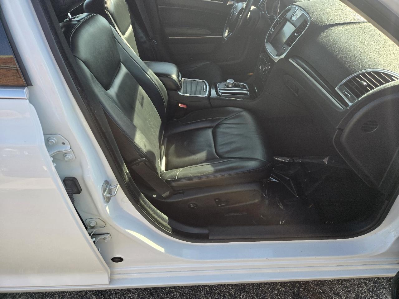 Chrysler 300 4dr Sdn Limited RWD 2016