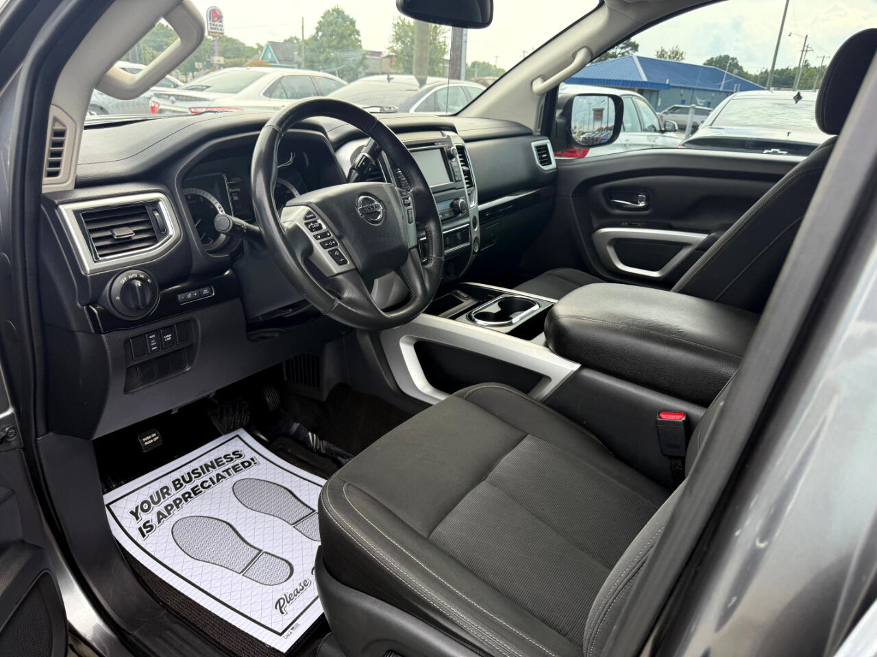 2018 Nissan Titan SV Crew Cab photo 4