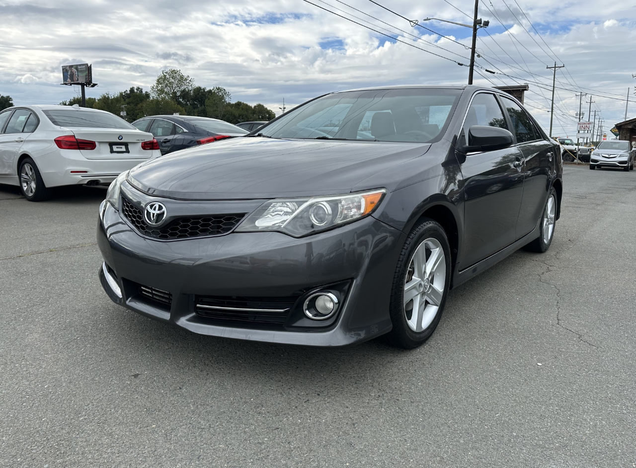 2014 Toyota Camry SE photo 2