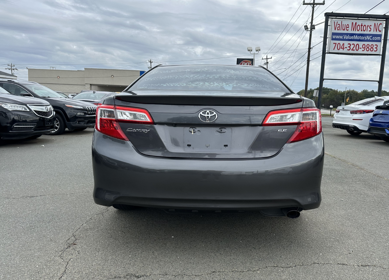 2014 Toyota Camry SE photo 4