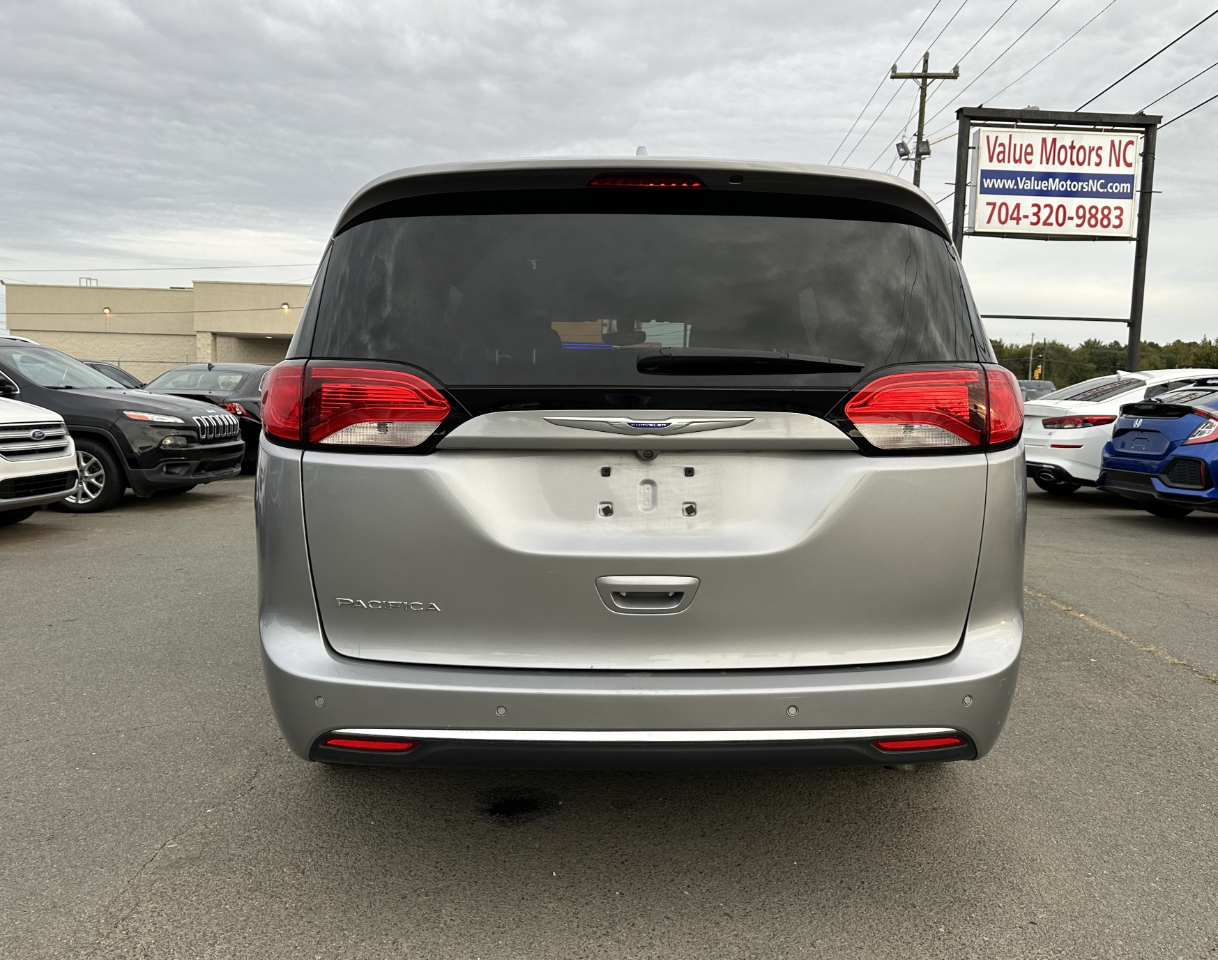 2018 Chrysler Pacifica Touring L photo 4