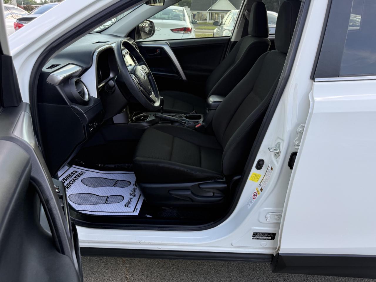 Toyota RAV4 LE FWD 2018
