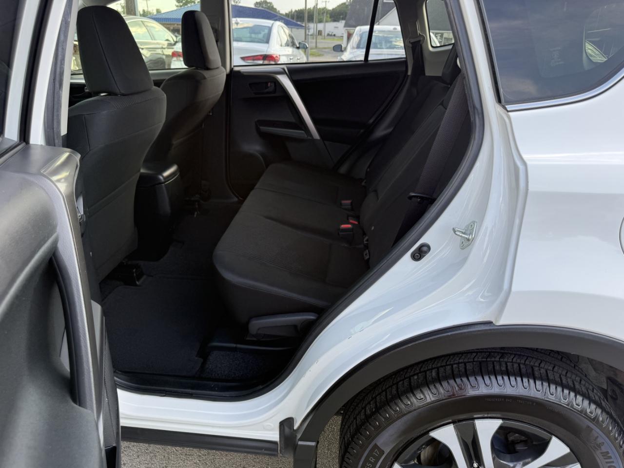 Toyota RAV4 LE FWD 2018
