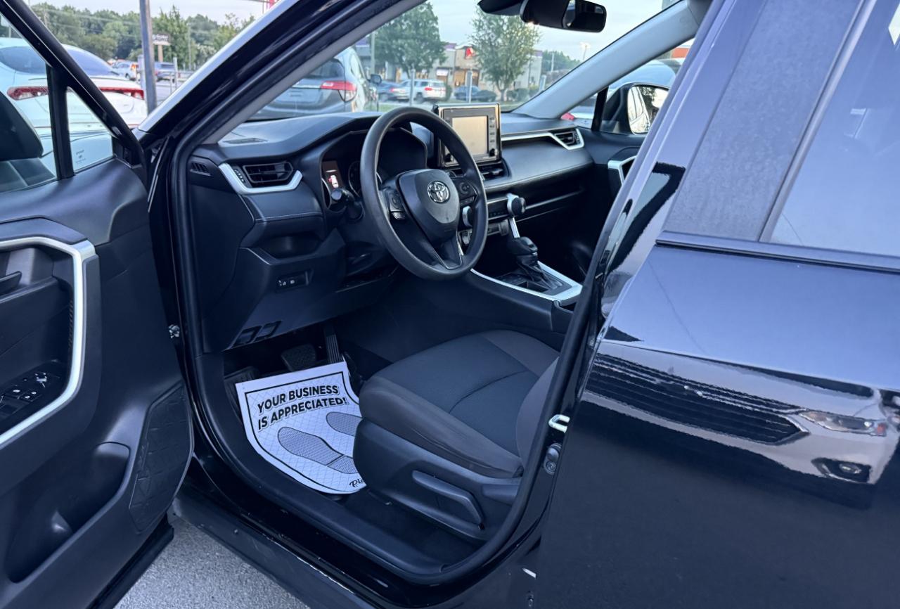 Toyota RAV4 LE 2021