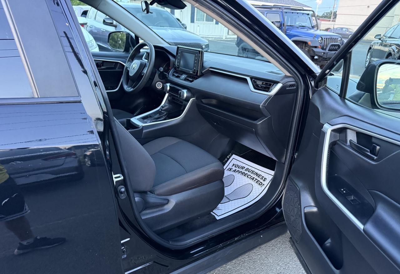 Toyota RAV4 LE 2021