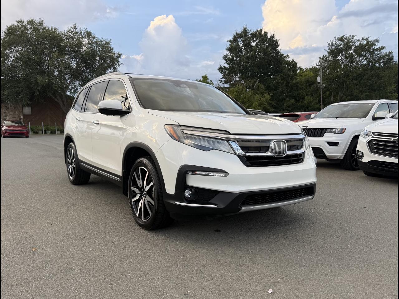 Honda Pilot Touring w/Rear Captain's Chairs 2019
