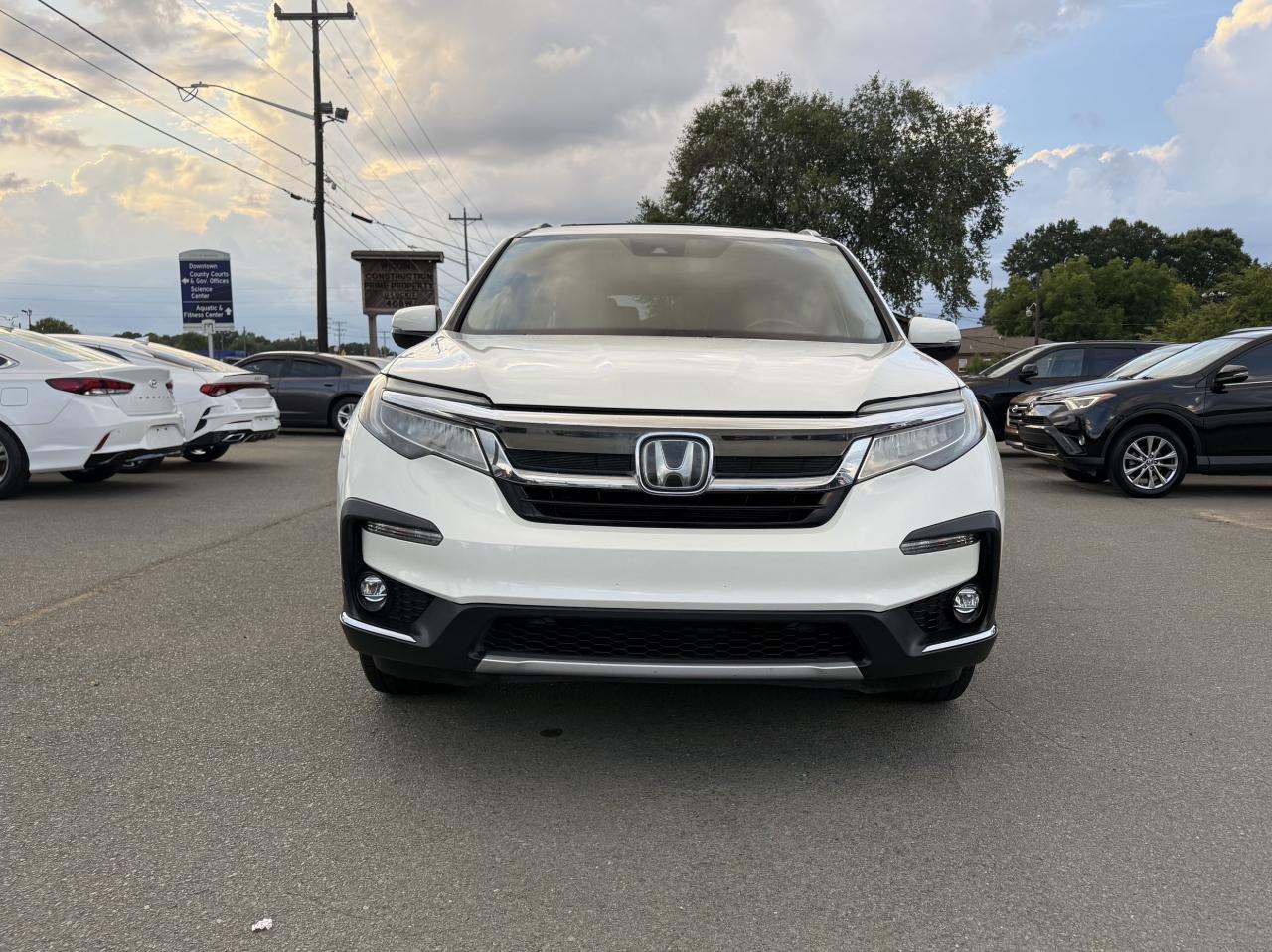 Honda Pilot Touring w/Rear Captain's Chairs 2019