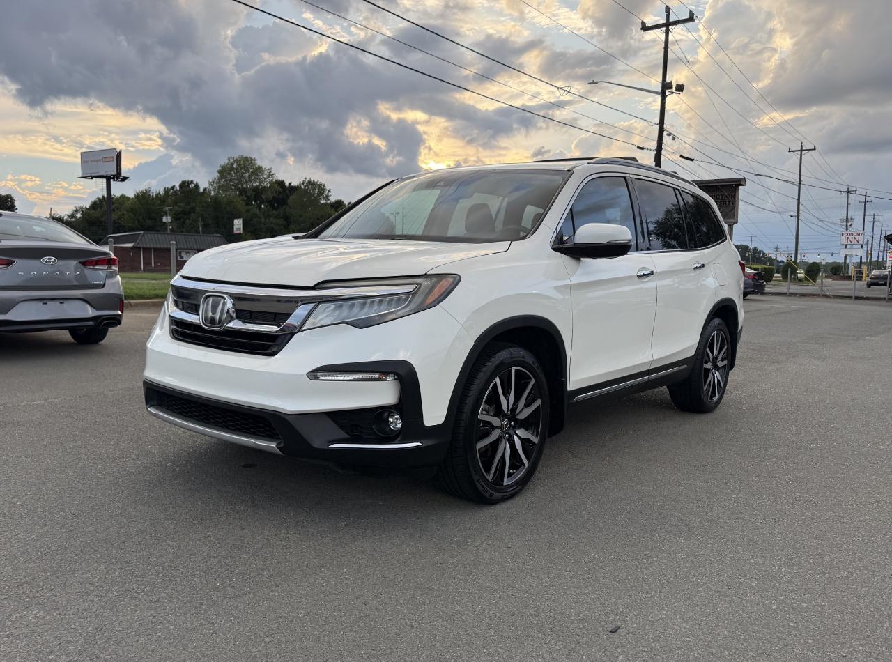 Honda Pilot Touring w/Rear Captain's Chairs 2019