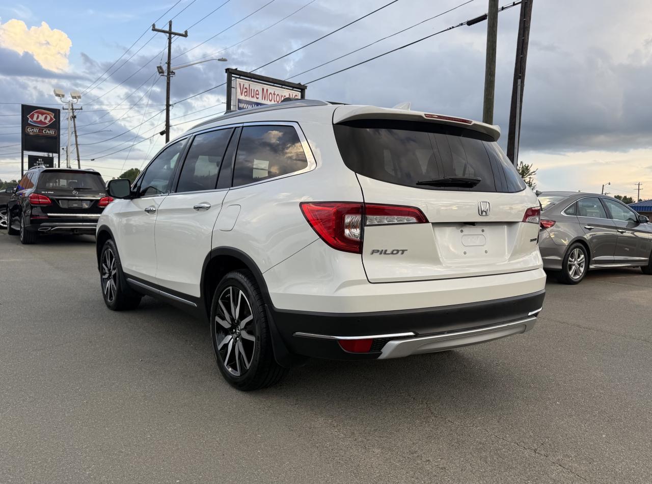 Honda Pilot Touring w/Rear Captain's Chairs 2019