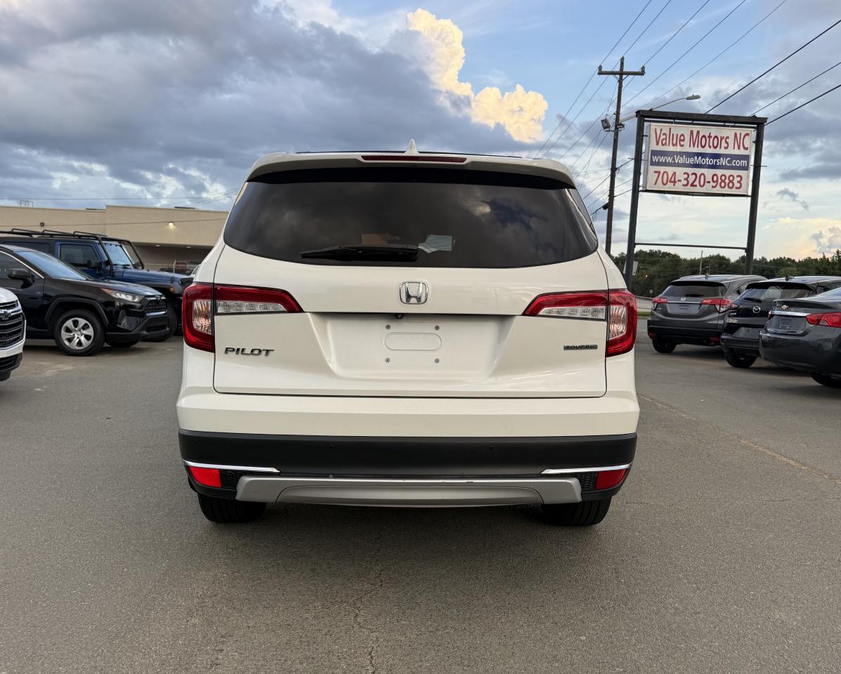 Honda Pilot Touring w/Rear Captain's Chairs 2019