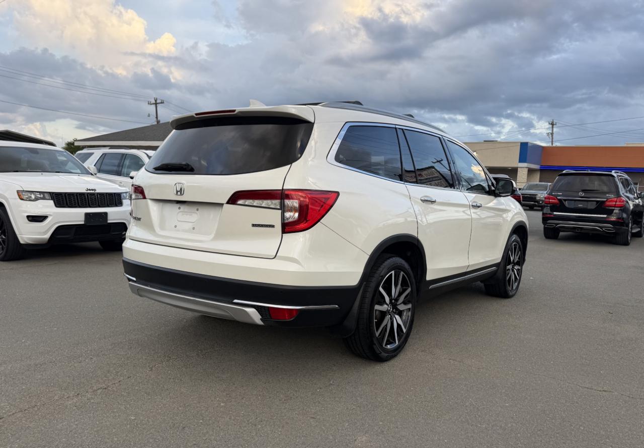 Honda Pilot Touring w/Rear Captain's Chairs 2019