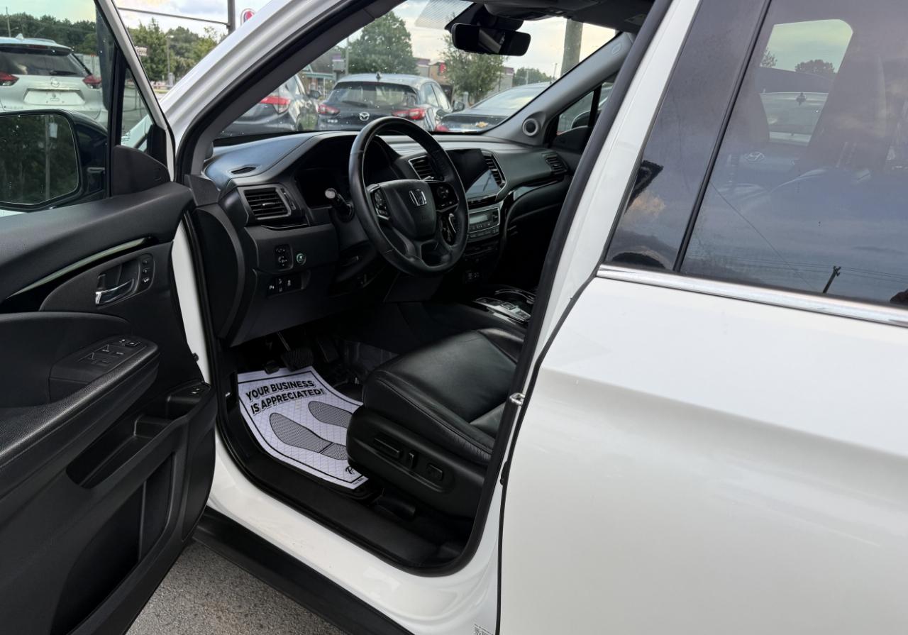 Honda Pilot Touring w/Rear Captain's Chairs 2019