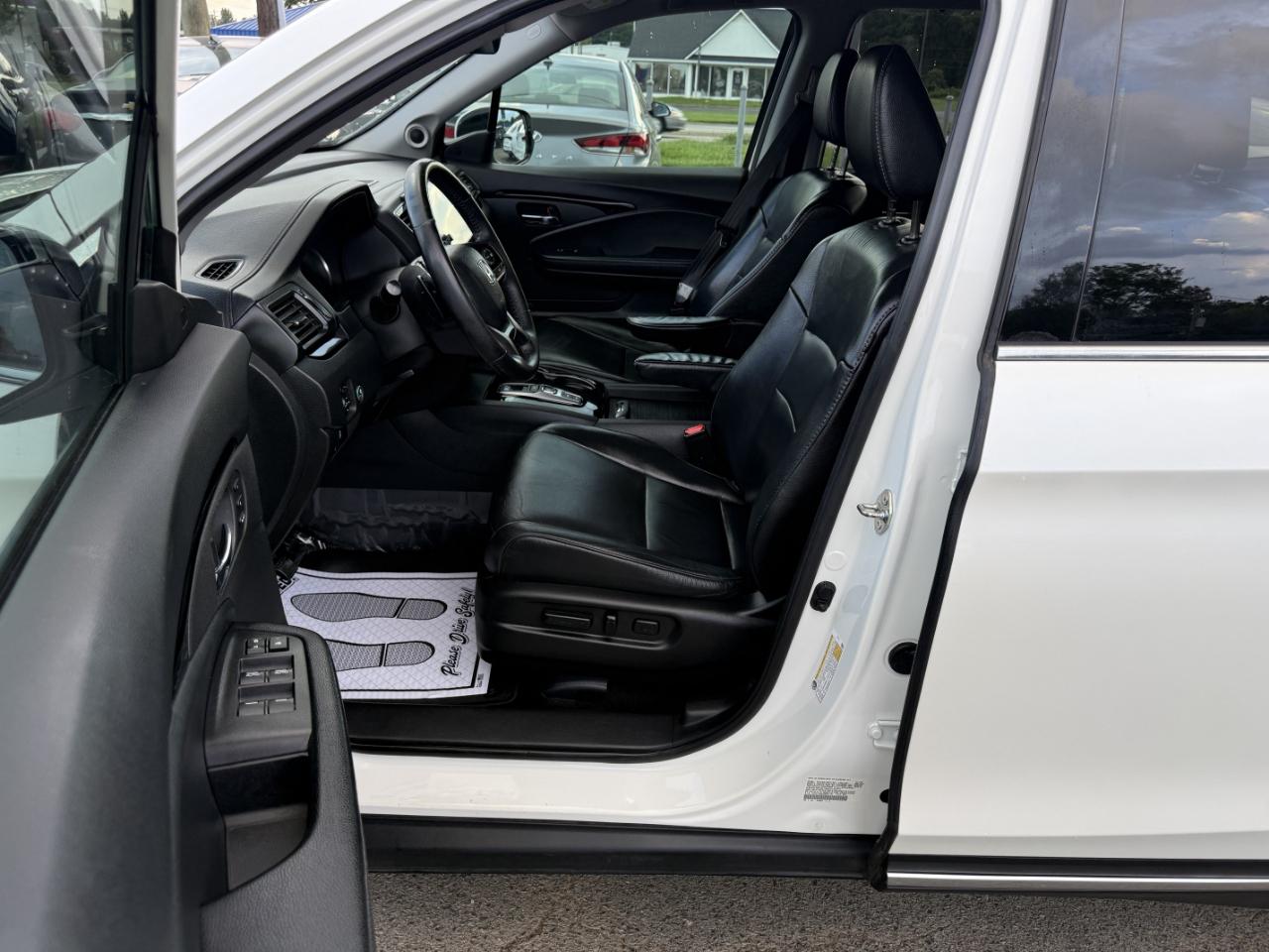 Honda Pilot Touring w/Rear Captain's Chairs 2019