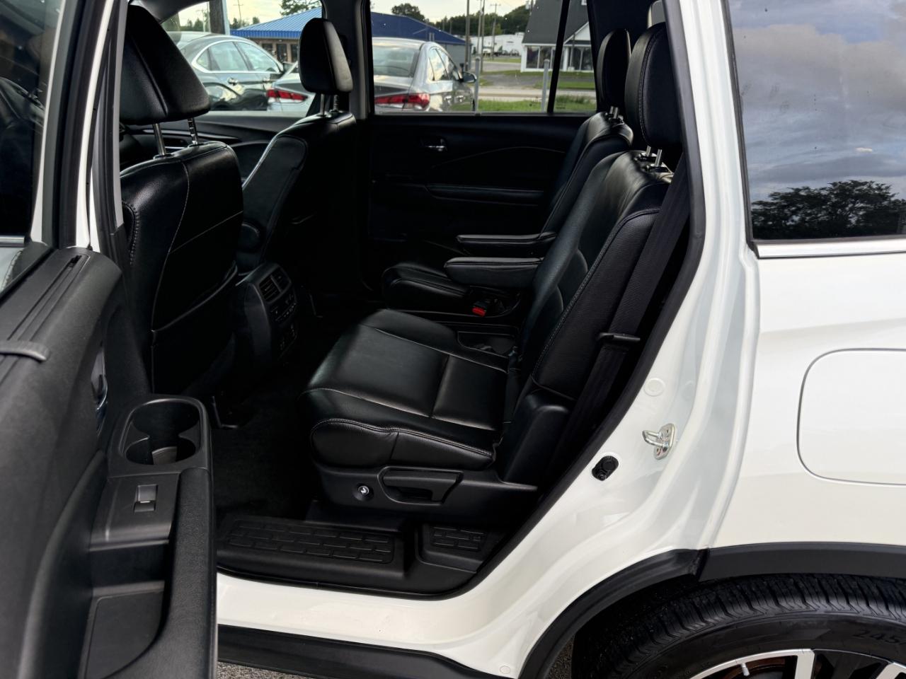 Honda Pilot Touring w/Rear Captain's Chairs 2019
