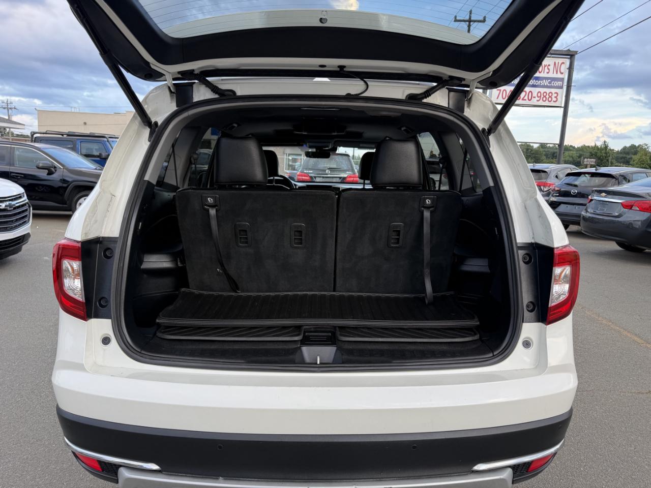 Honda Pilot Touring w/Rear Captain's Chairs 2019