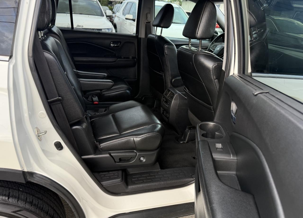 Honda Pilot Touring w/Rear Captain's Chairs 2019