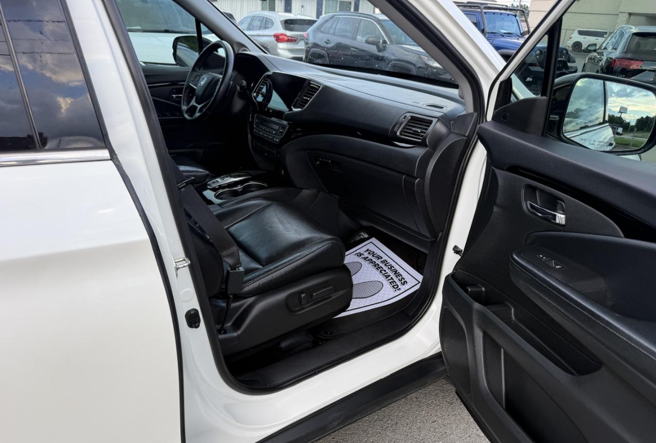 Honda Pilot Touring w/Rear Captain's Chairs 2019