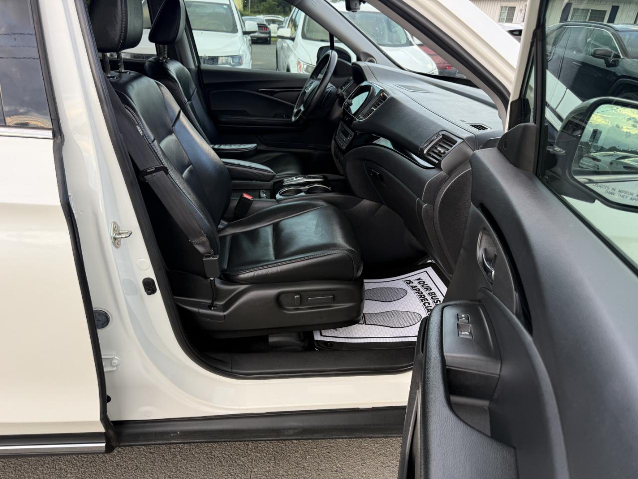 Honda Pilot Touring w/Rear Captain's Chairs 2019