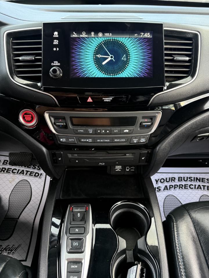 Honda Pilot Touring w/Rear Captain's Chairs 2019