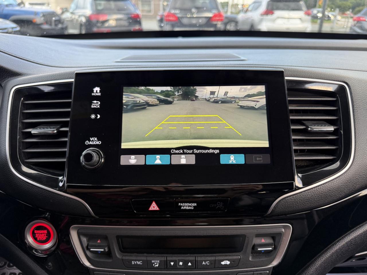Honda Pilot Touring w/Rear Captain's Chairs 2019
