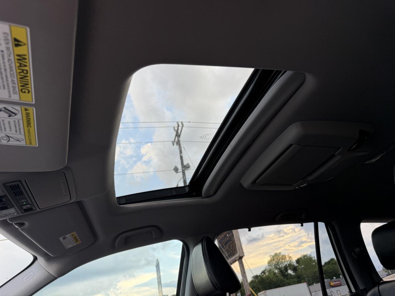 Honda Pilot Touring w/Rear Captain's Chairs 2019