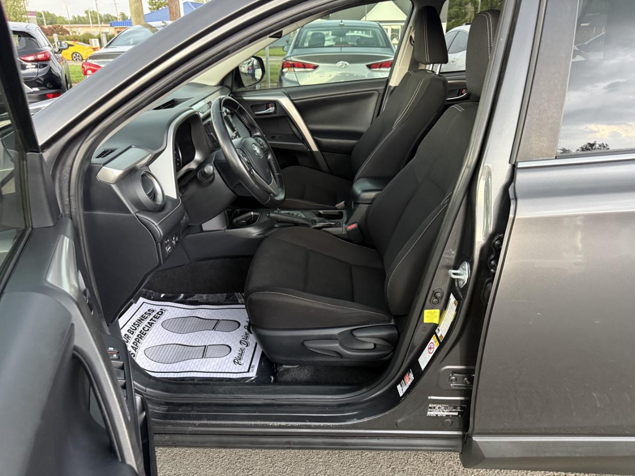 Toyota RAV4 XLE FWD 2017