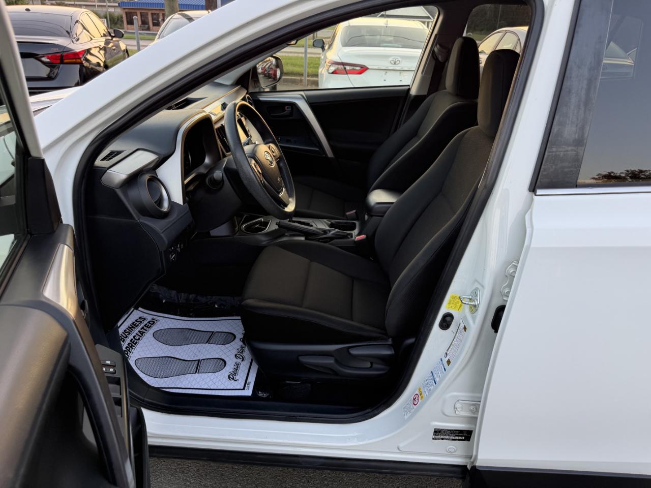 Toyota RAV4 LE AWD 2017