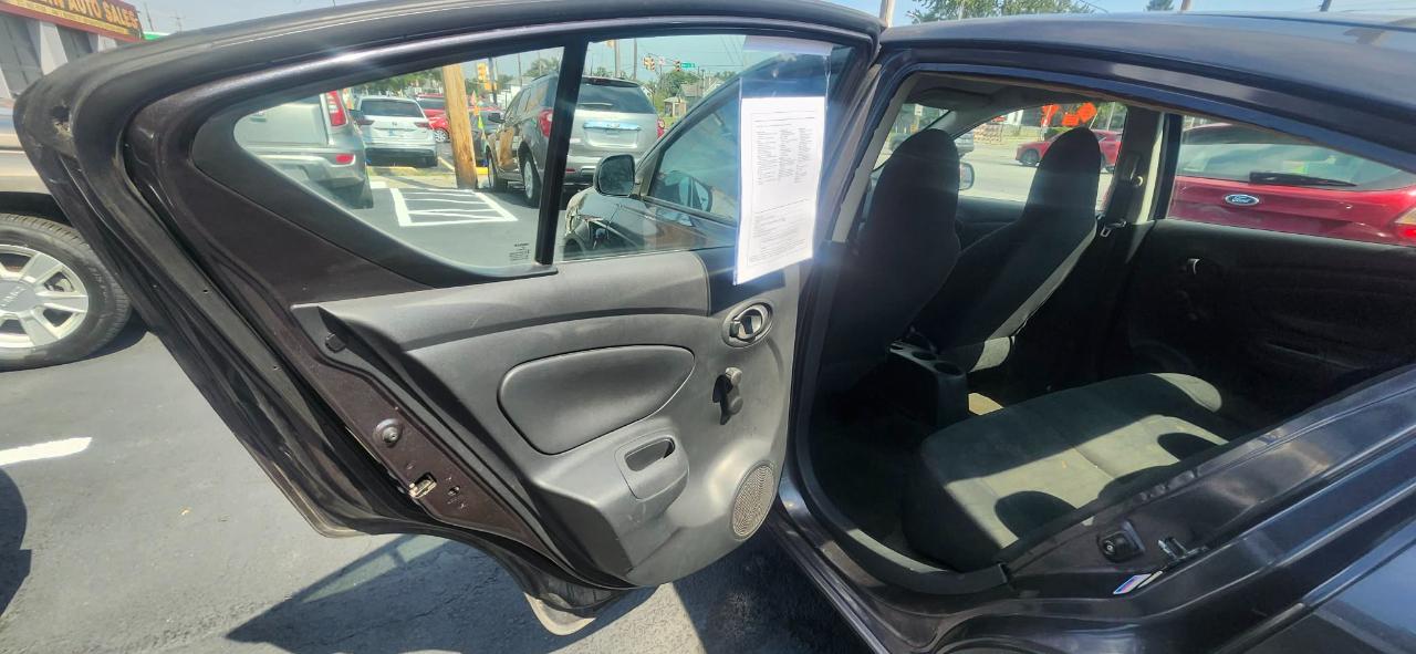 Nissan Versa 1.6 S 5M 2015