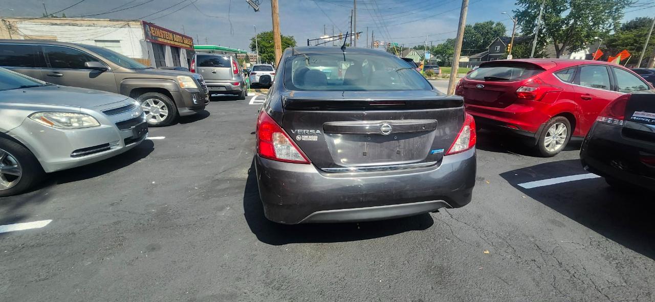 Nissan Versa 1.6 S 5M 2015