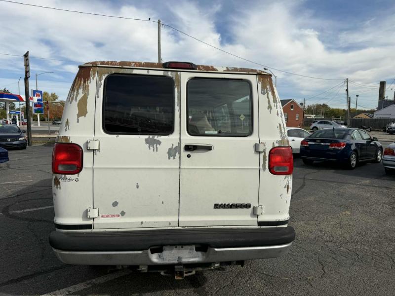 Dodge Ram Wagon B2500 2000