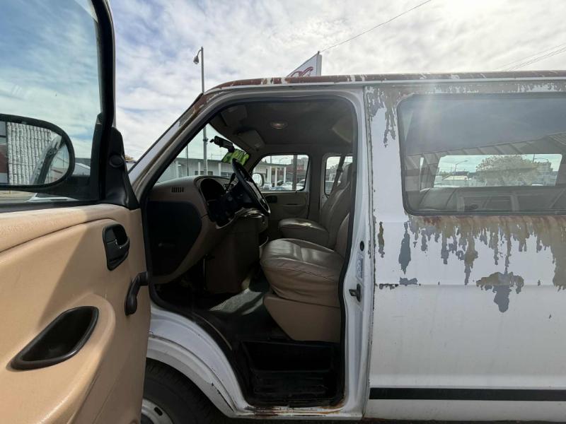 Dodge Ram Wagon B2500 2000