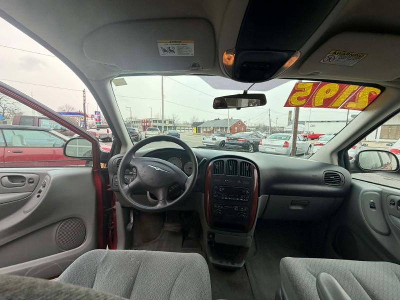 Chrysler Town & Country LX 2005