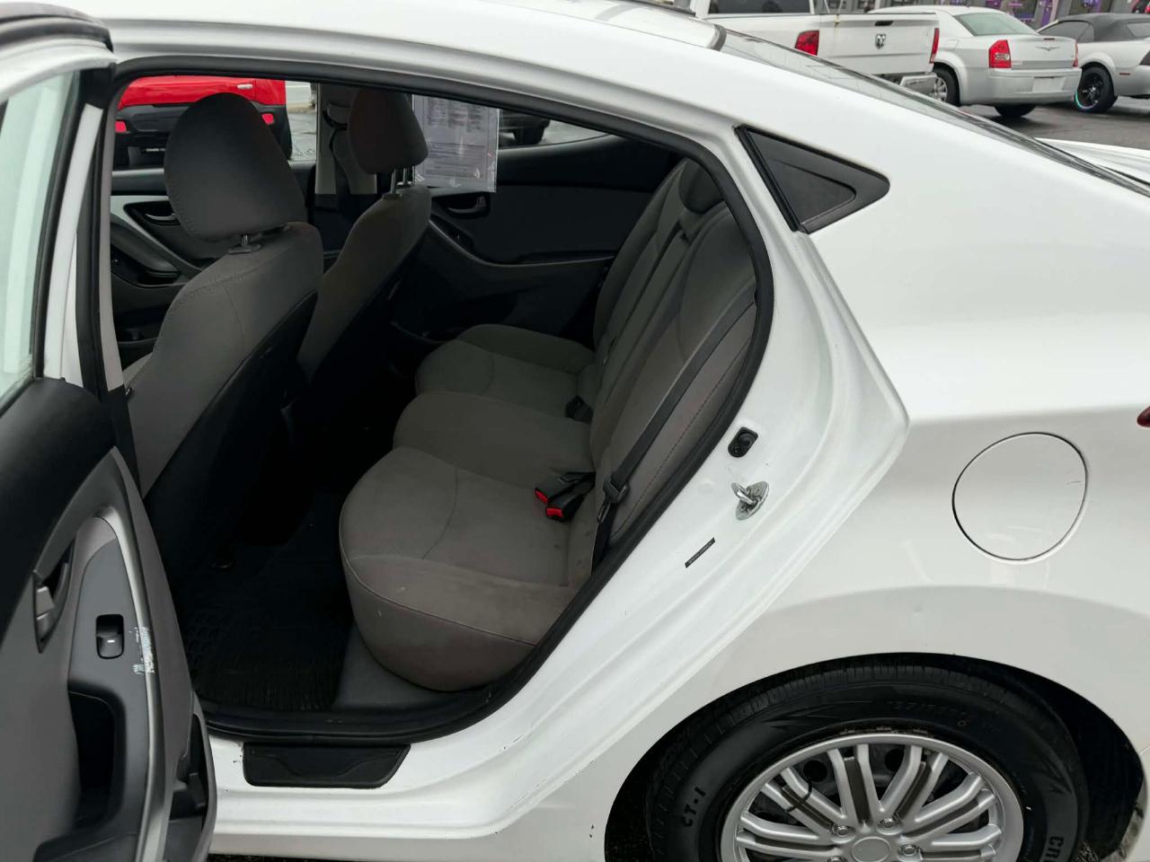 Hyundai Elantra SE 6AT 2016