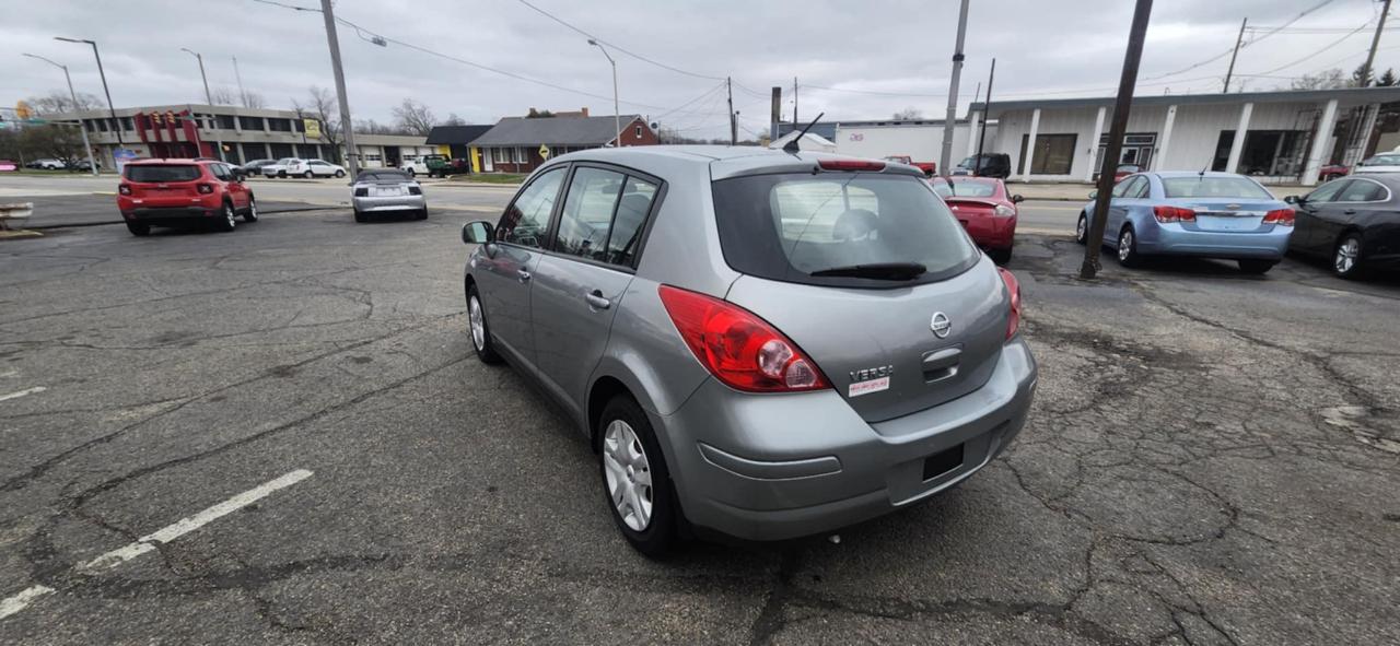 Nissan Versa 1.8 S Hatchback 2010