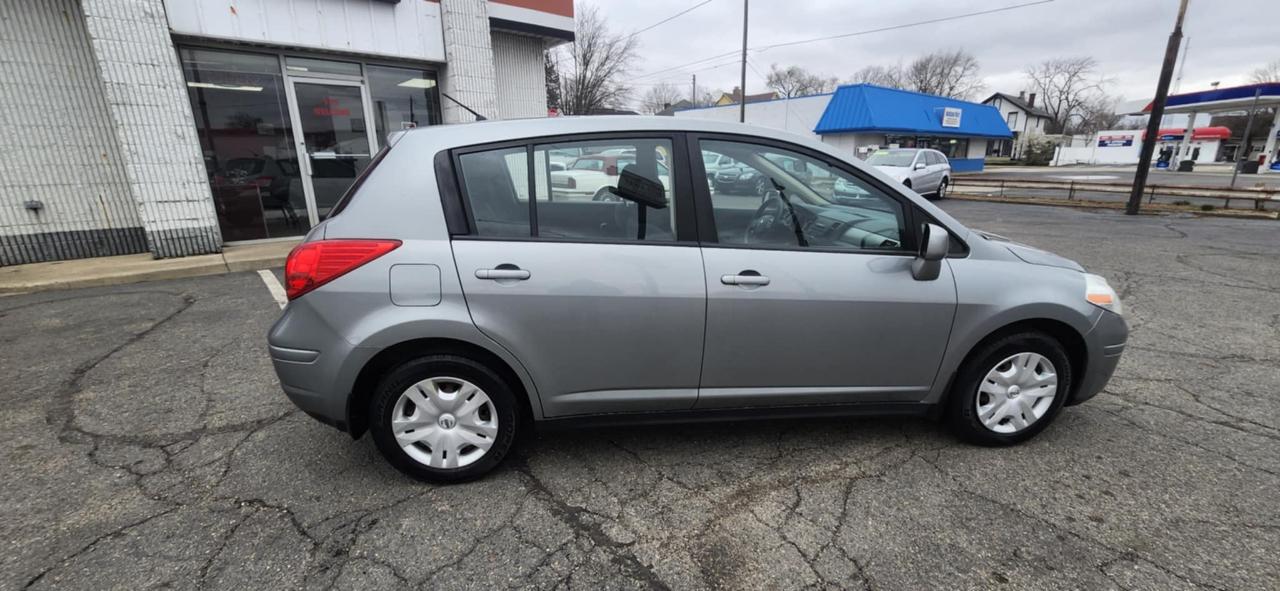 Nissan Versa 1.8 S Hatchback 2010