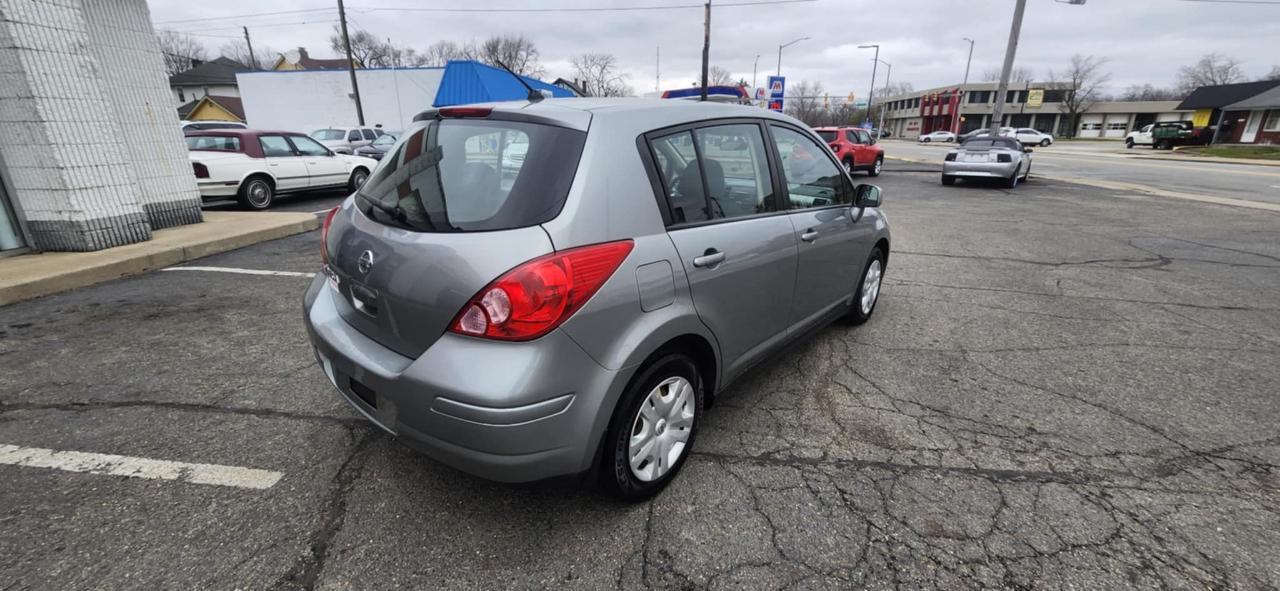 Nissan Versa 1.8 S Hatchback 2010