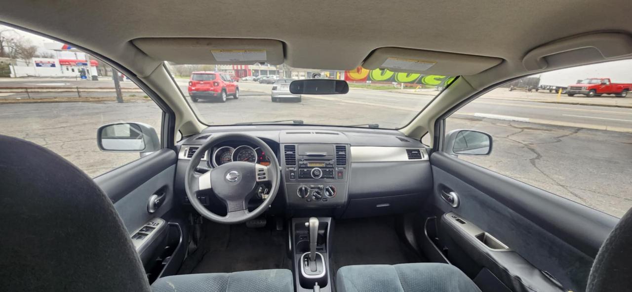 Nissan Versa 1.8 S Hatchback 2010