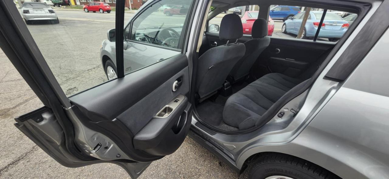 Nissan Versa 1.8 S Hatchback 2010