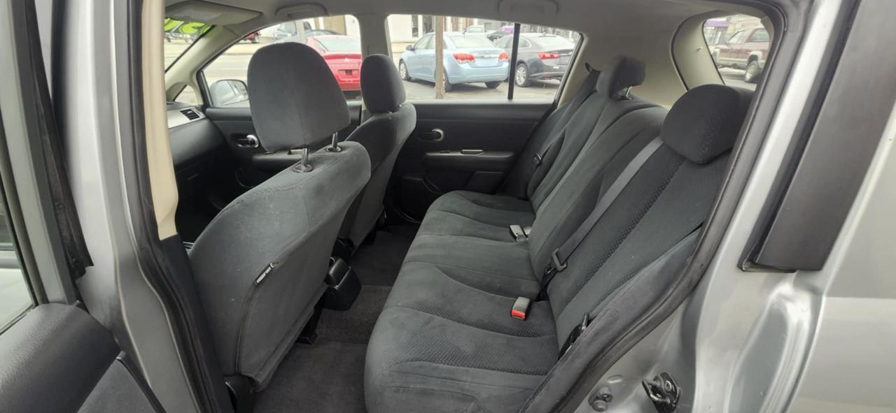 Nissan Versa 1.8 S Hatchback 2010