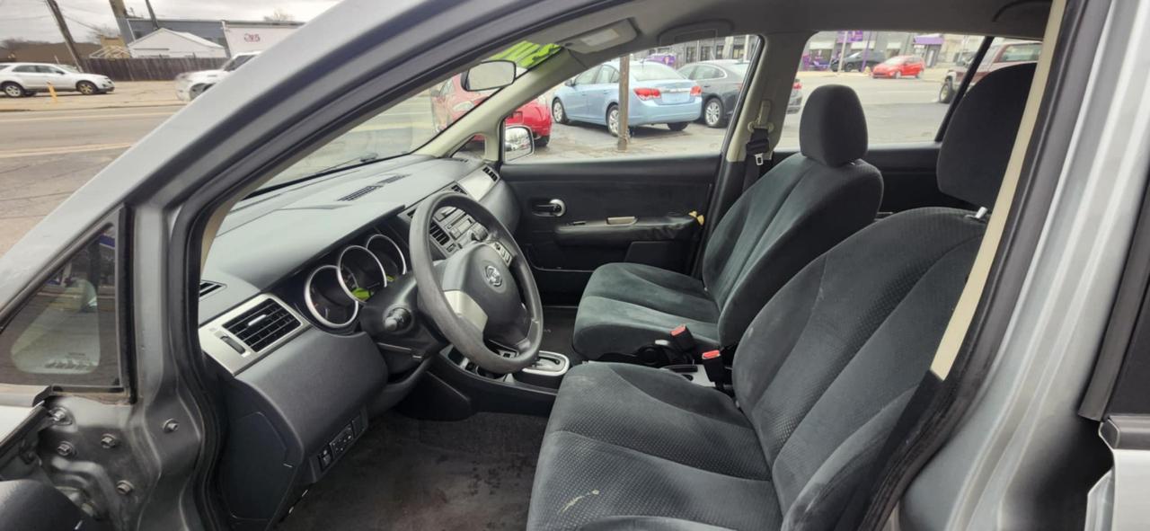 Nissan Versa 1.8 S Hatchback 2010